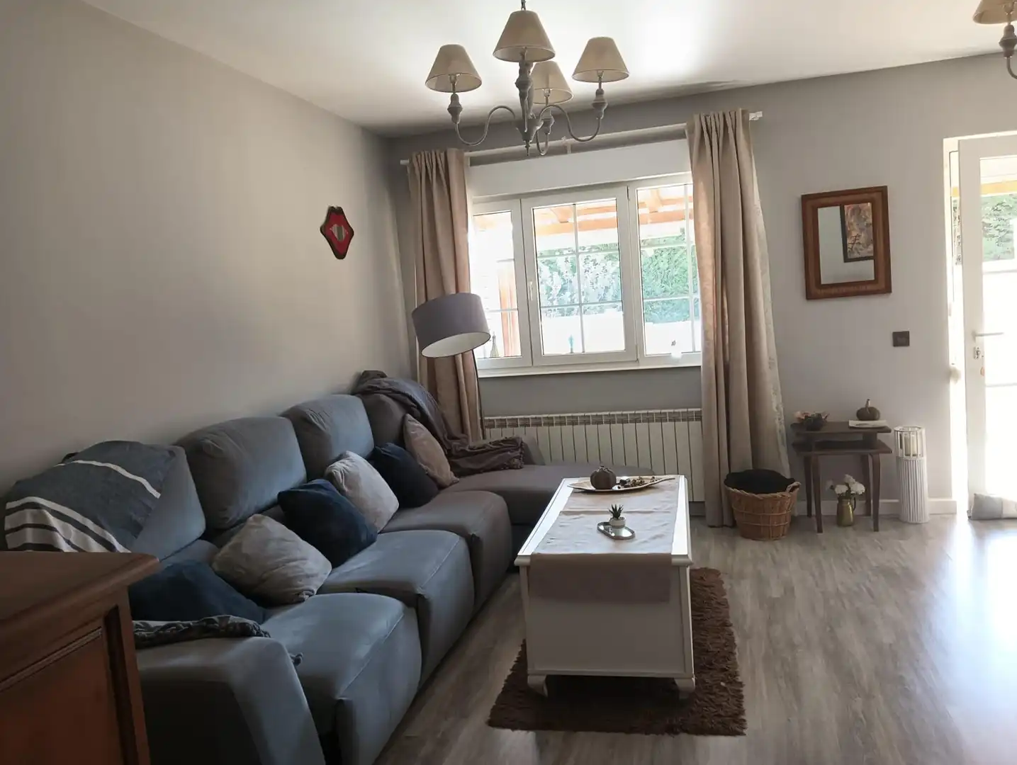 Sala de estar de Casa adosada en venta en Villaquilambre con Jardín privado y Amueblado