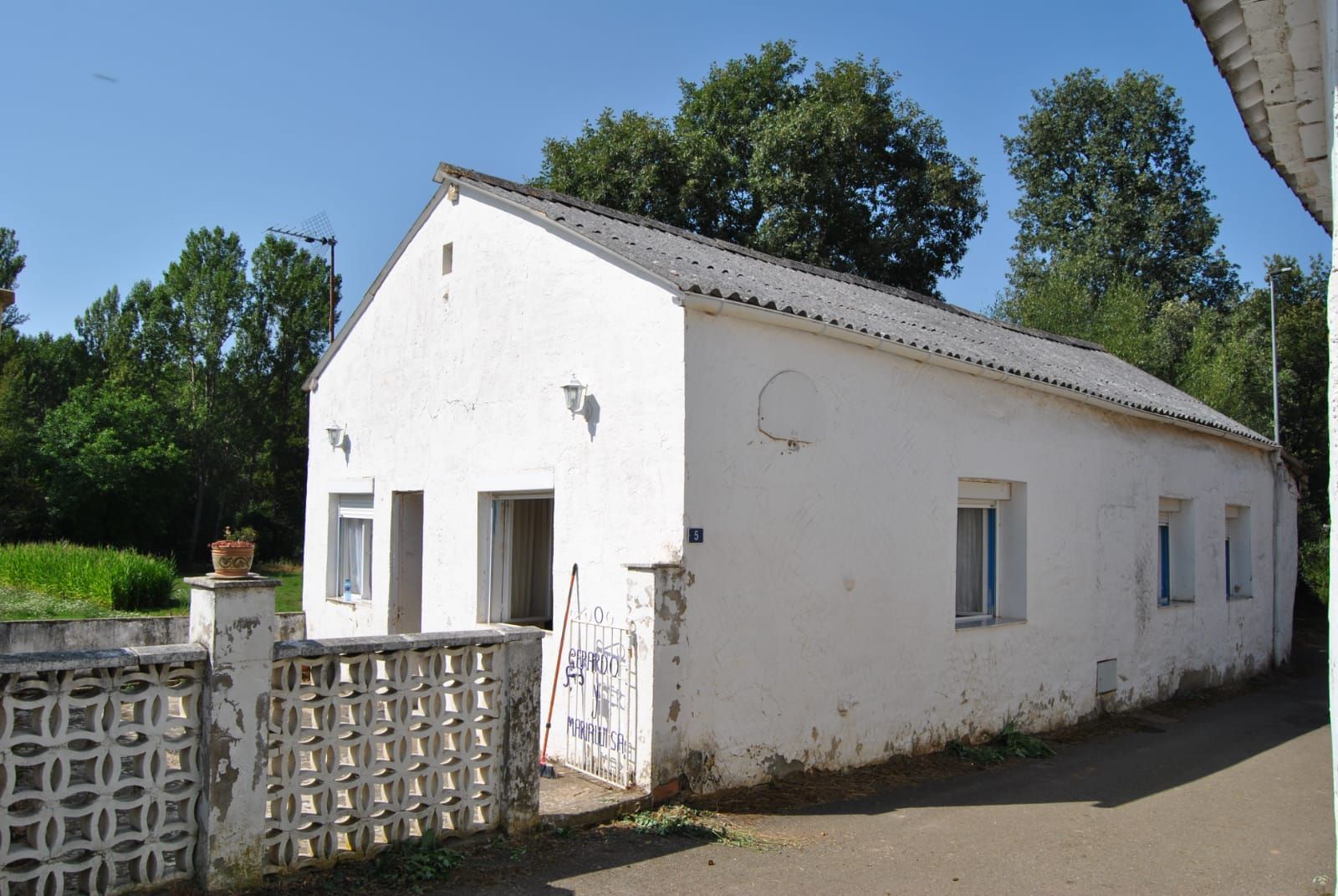 Vista exterior de Casa o xalet en venda en Las Omañas  amb Jardí privat, Traster i Moblat