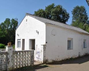 Vista exterior de Casa o xalet en venda en Las Omañas  amb Jardí privat, Traster i Moblat