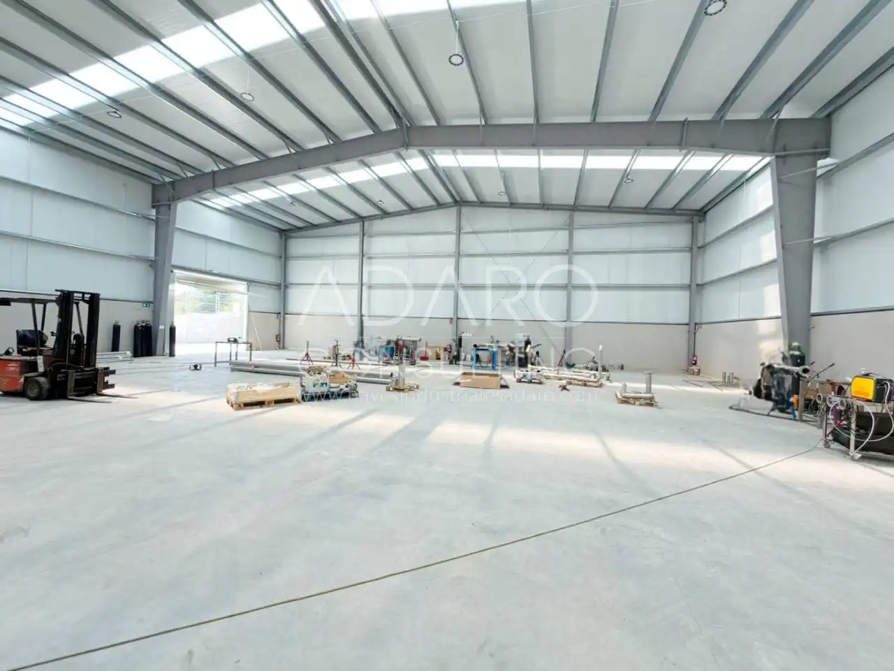 Nave industrial en venta en Loeches