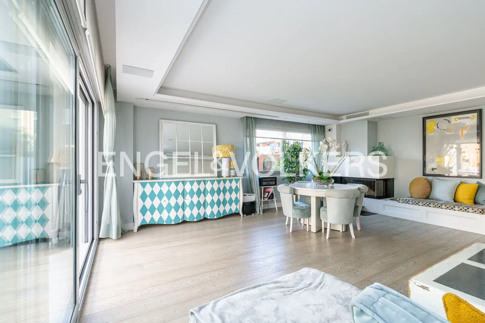 Sala de estar de Casa adosada en venta en Pozuelo de Alarcón con Aire acondicionado, Calefacción y Jardín privado