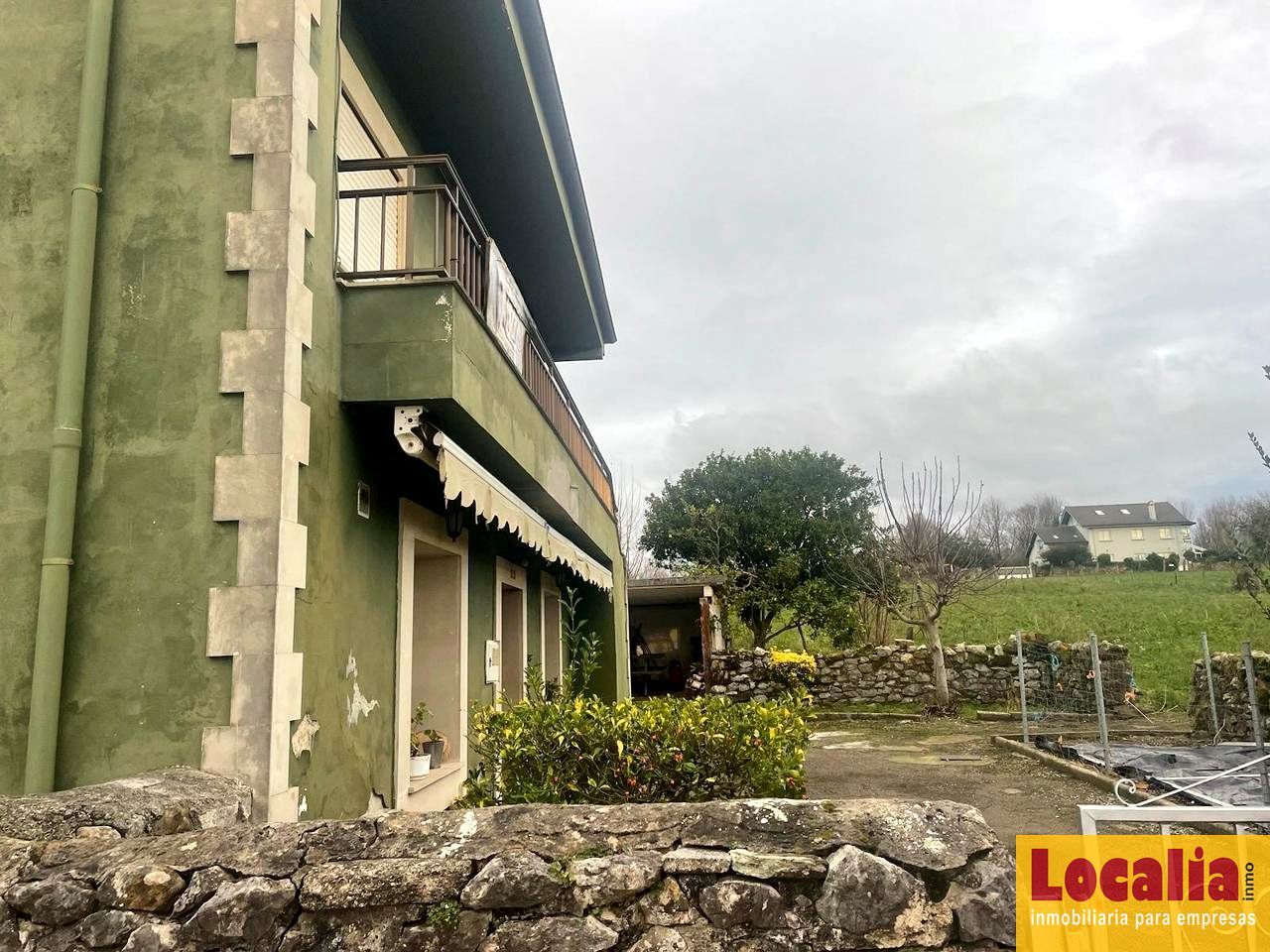 Vista exterior de Casa o xalet en venda en Torrelavega  amb Jardí privat i Traster