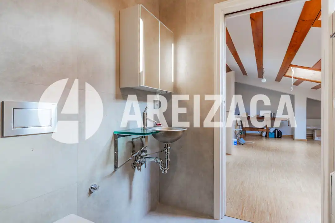 Baño de Piso en venta en Donostia - San Sebastián  con Calefacción, Terraza y Trastero