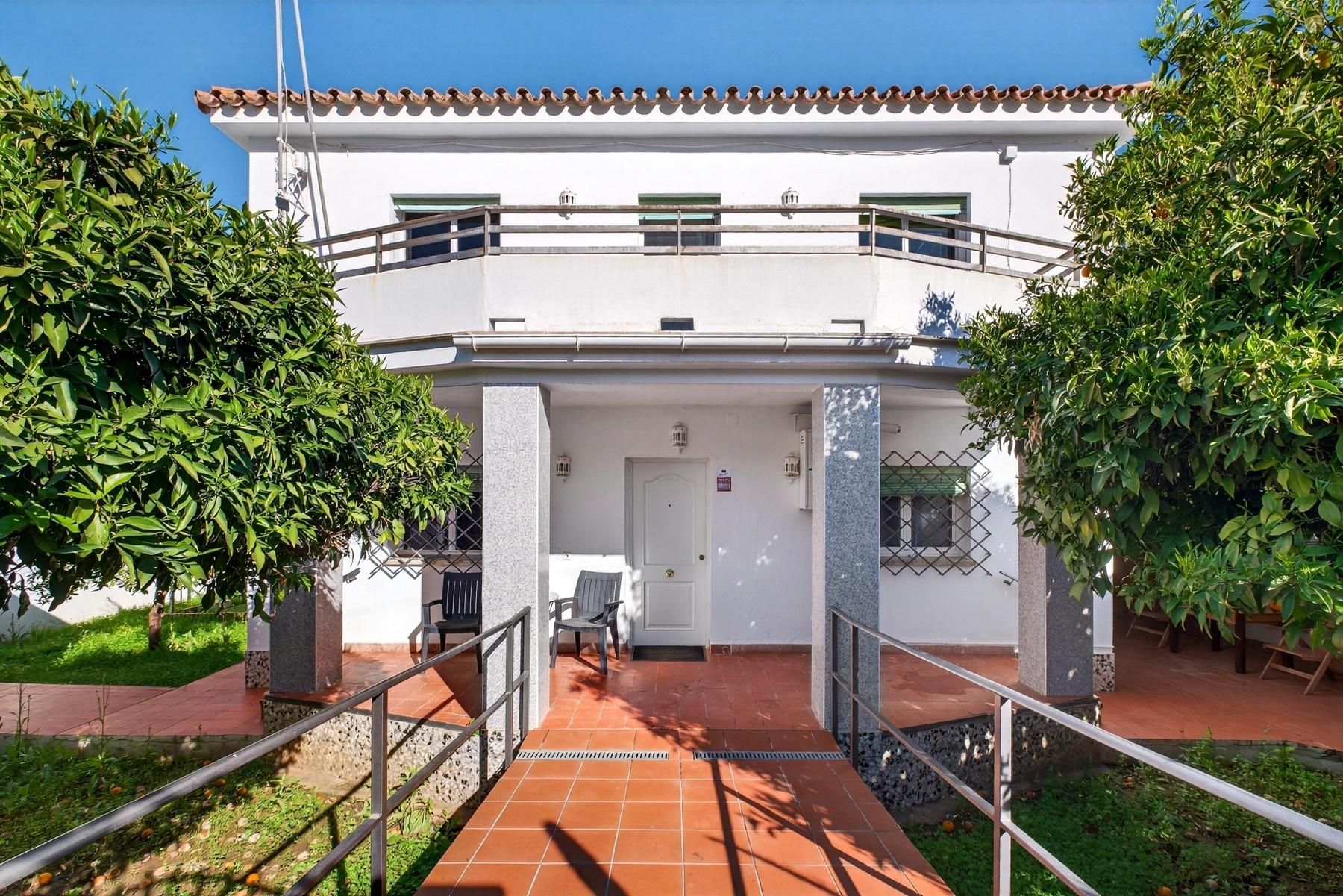 Vista exterior de Casa o xalet en venda en Alhaurín de la Torre amb Jardí privat, Terrassa i Traster