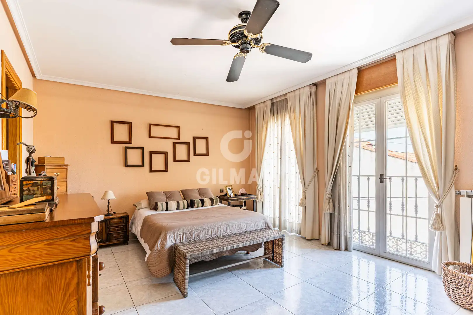Habitación de Casa adosada en venta en Colmenar Viejo con Calefacción y Jardín privado