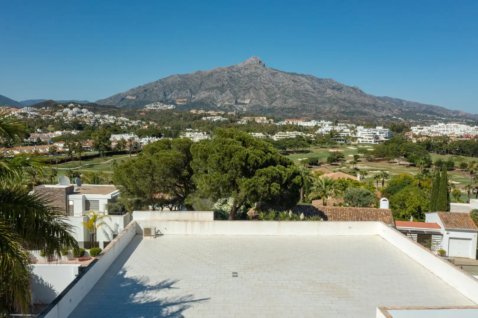 Vista exterior de Casa o xalet en venda en Nueva Andalucía
