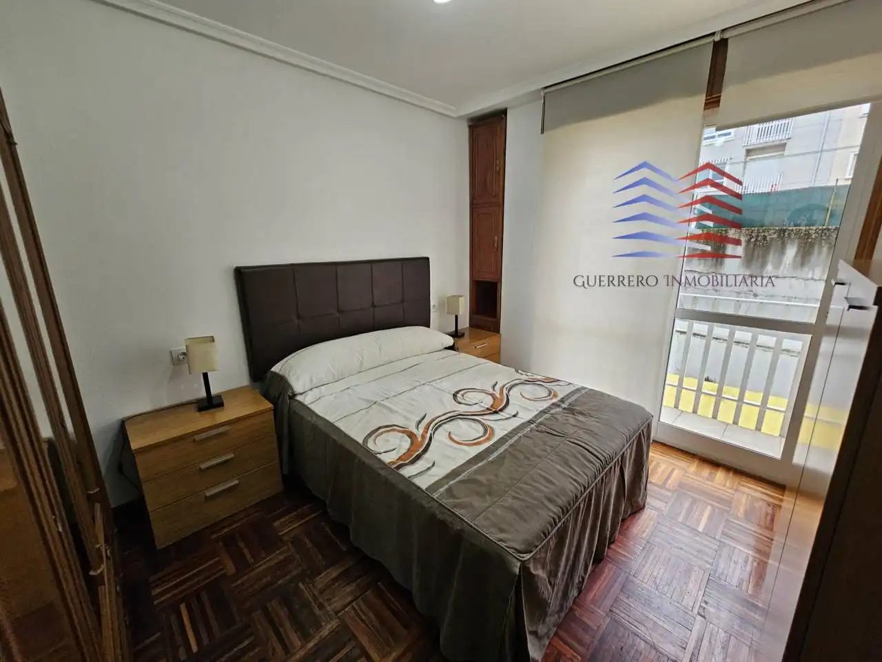 Dormitori de Apartament de lloguer en Ourense Capital  amb Calefacció, Parquet i Moblat