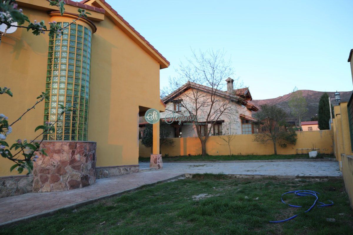Exterior view of House or chalet for sale in Otero de Herreros  with Heating, Private garden and Storage room
