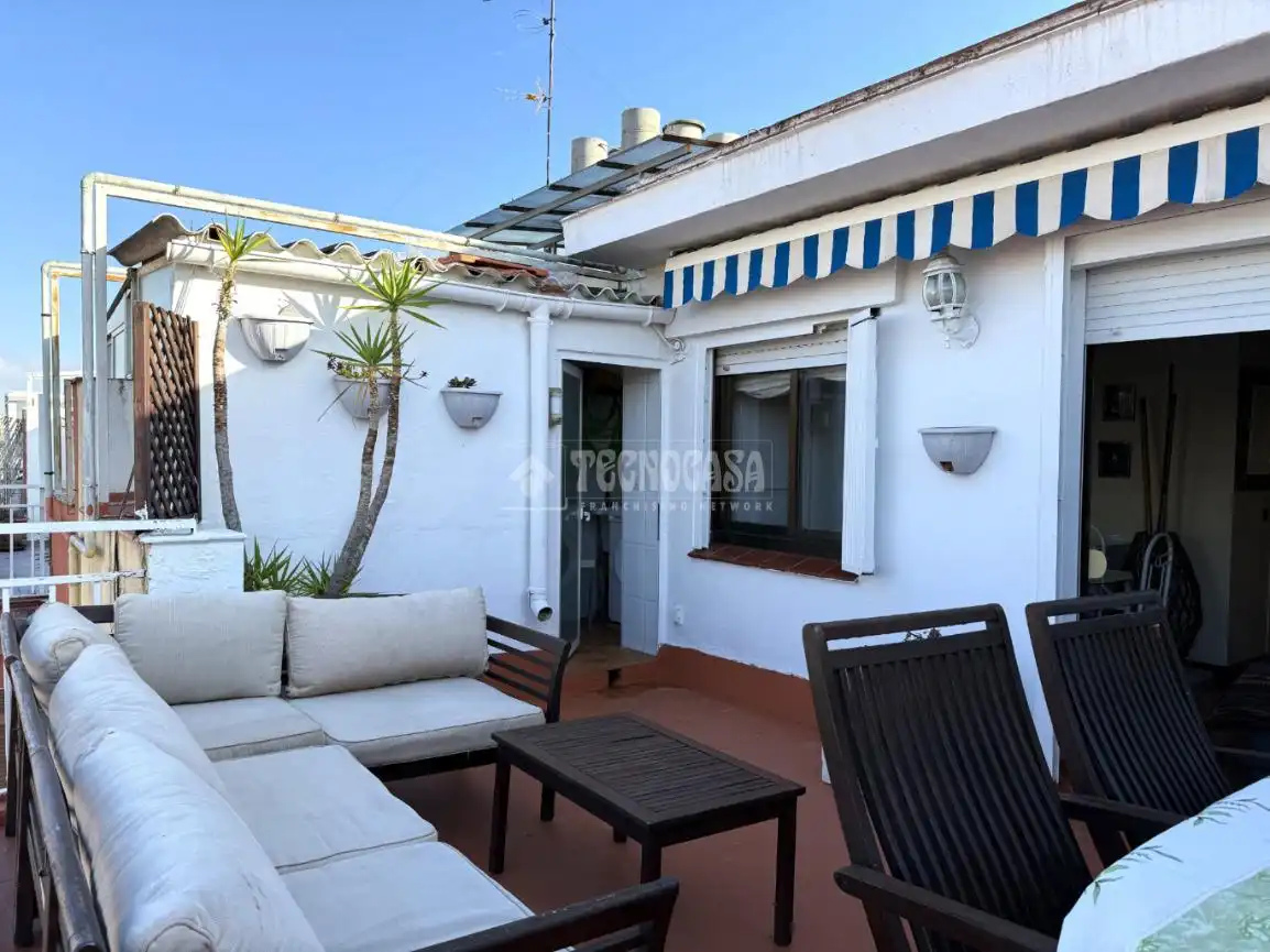 Terrasse von Dachboden zum Verkauf in Vilanova i la Geltrú mit Parkett, Terrasse und Möbliert