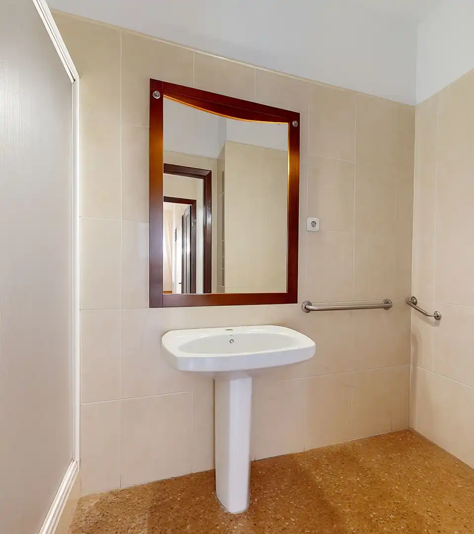 Bathroom of Flat for sale in Sevilla  with Air Conditioner, Heating and Terrace