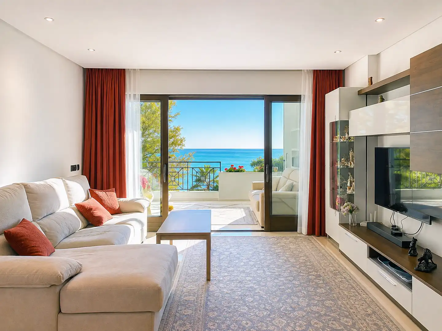 Sala d'estar de Apartament en venda en Estepona amb Aire condicionat, Terrassa i Piscina
