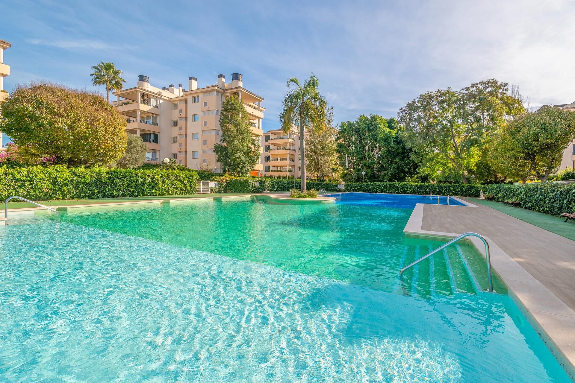 Piscina de Pis en venda en  Palma de Mallorca amb Calefacció, Jardí privat i Parquet
