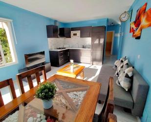 Sala d'estar de Apartament de lloguer en Benalmádena amb Aire condicionat, Calefacció i Jardí privat