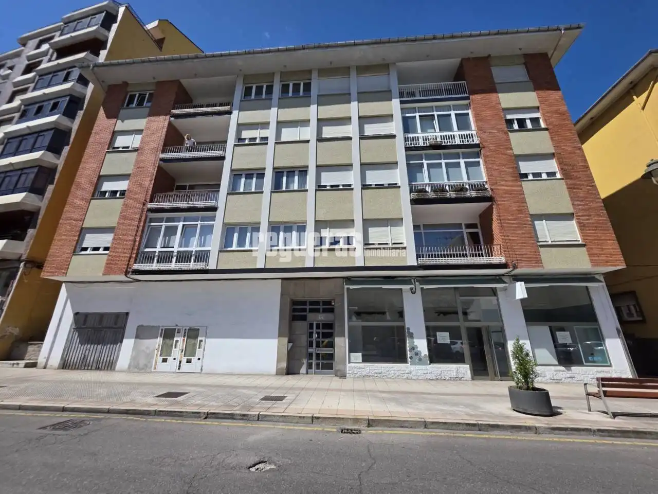 Außenansicht von Wohnungen zur Miete in Avilés mit Heizung, Terrasse und Möbliert