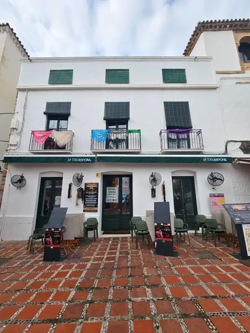 Local comercial en alquiler en Plaza de los Naranjos 8