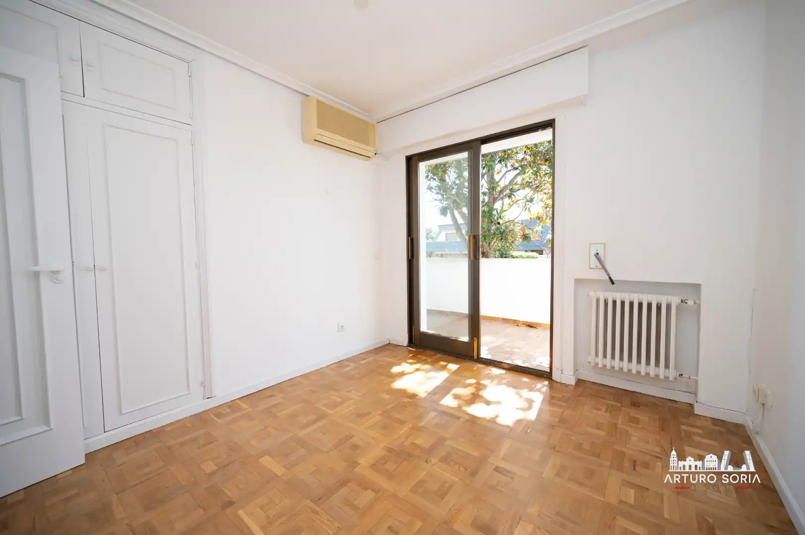 Dormitori de Casa adosada de lloguer en Madrid amb Aire condicionat, Calefacció i Jardí privat