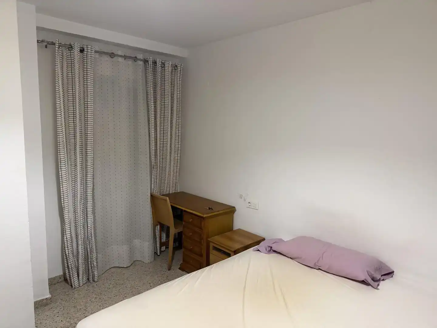Dormitori de Apartament per a compartir en Granada amb Parquet, Moblat i Balcó