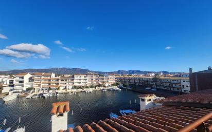 Vista exterior de Àtic en venda en Empuriabrava amb Aire condicionat, Terrassa i Balcó