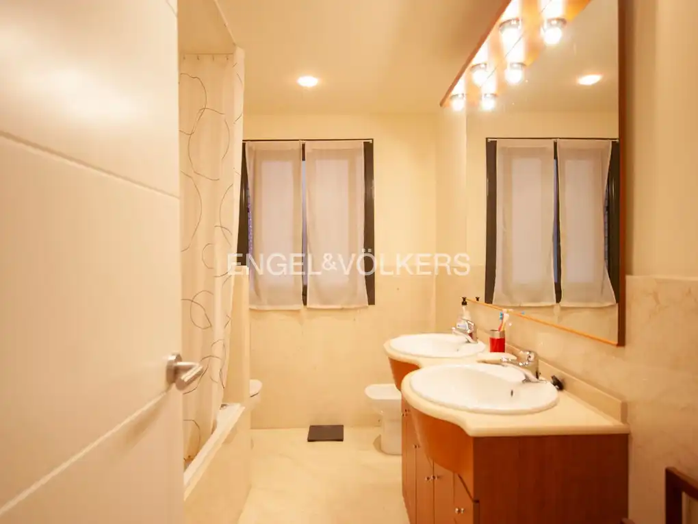 Bathroom of Duplexes for sale in Cambrils  with Air Conditioner, Heating and Terrace