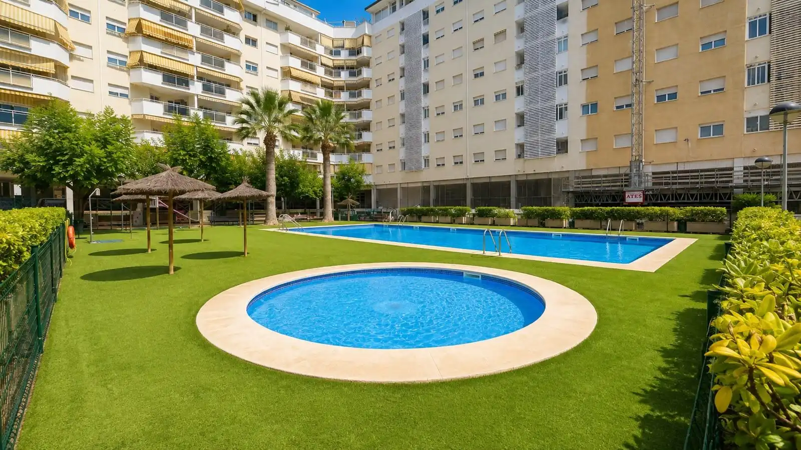 Swimming pool of Flat for sale in Valencia  with Air Conditioner, Heating and Private garden