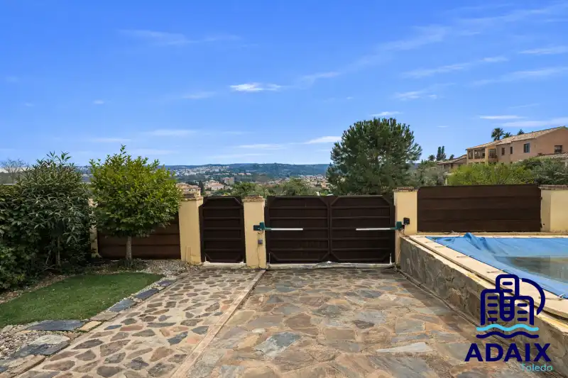 Außenansicht von Haus oder Chalet zum Verkauf in Bargas mit Klimaanlage, Heizung und Terrasse