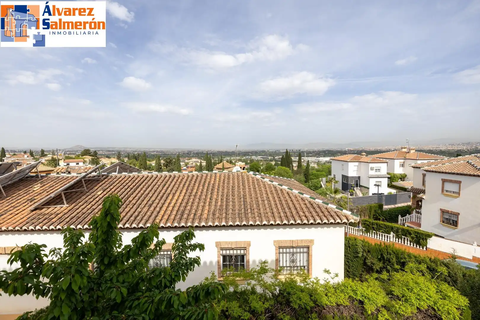 Vista exterior de Casa adosada en venda en La Zubia amb Terrassa, Traster i Piscina