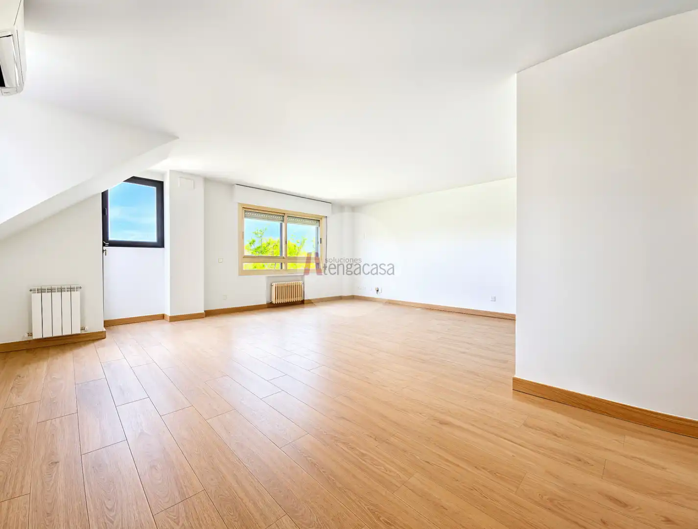 Living room of Attic for rent in Pozuelo de Alarcón  with Air Conditioner, Heating and Parquet flooring