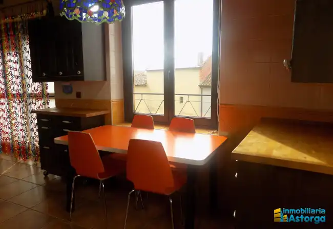 Cocina de Casa o chalet en venta en Villaobispo de Otero con Jardín privado y Parquet