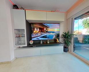 Living room of Flat for sale in  Madrid Capital  with Air Conditioner, Heating and Private garden