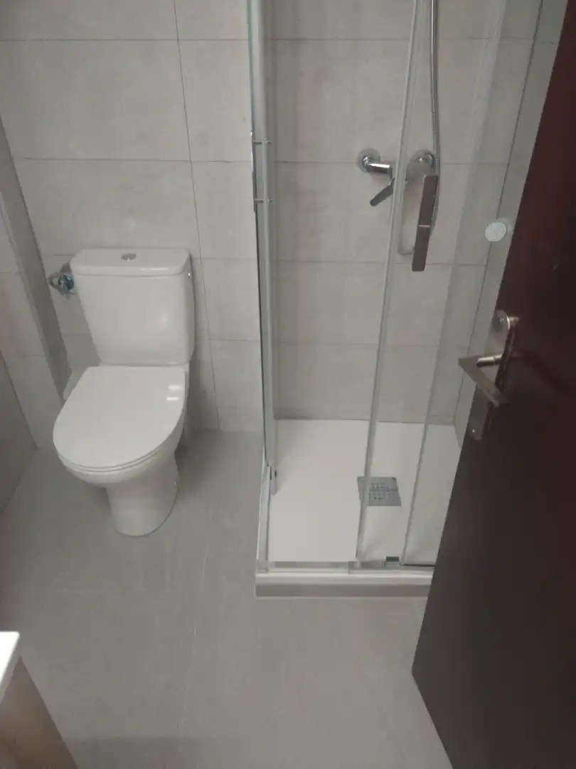 Badezimmer von Wohnung zur Miete in Terrassa mit Heizung, Parkett und Ofen