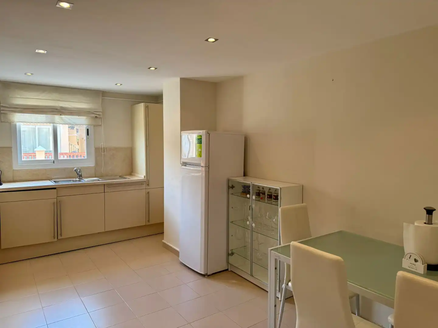 Cuina de Apartament de lloguer en Estepona amb Aire condicionat, Terrassa i Piscina