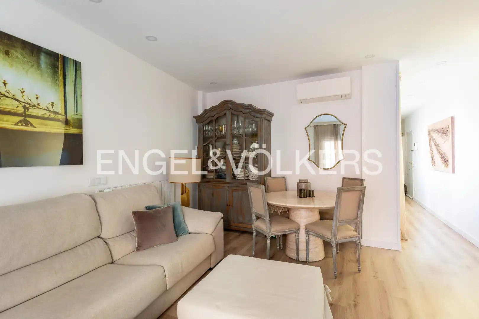 Living room of Flat for sale in  Madrid Capital  with Air Conditioner, Heating and Balcony