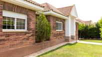 Vista exterior de Casa o xalet en venda en Cuarte de Huerva amb Aire condicionat, Calefacció i Jardí privat