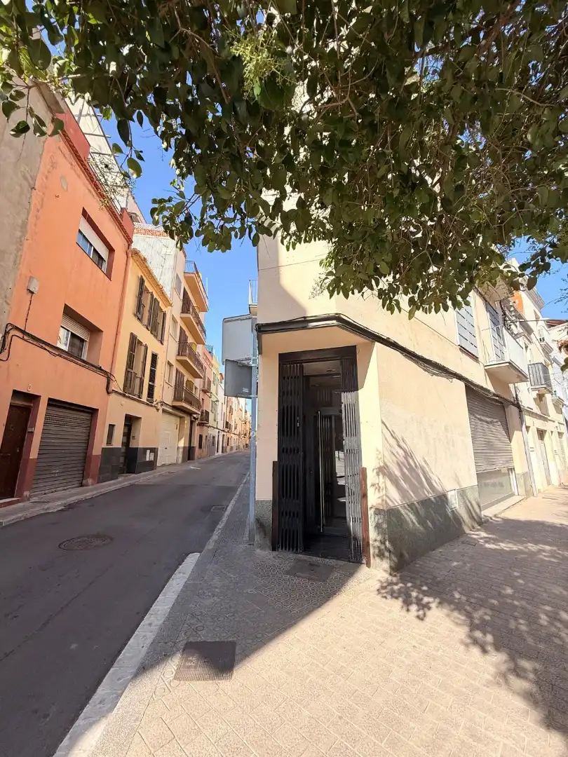 Vista exterior de Local en venda en Vilanova i la Geltrú amb Aire condicionat i Alarma