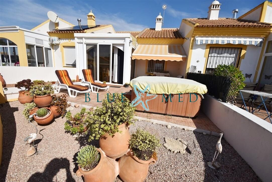 Vista exterior de Casa o xalet en venda en Mazarrón amb Aire condicionat, Jardí privat i Terrassa