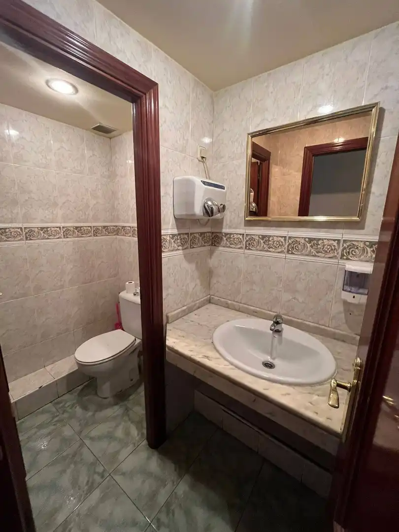 Baño de Local en venta en Madrid con Aire acondicionado y Amueblado