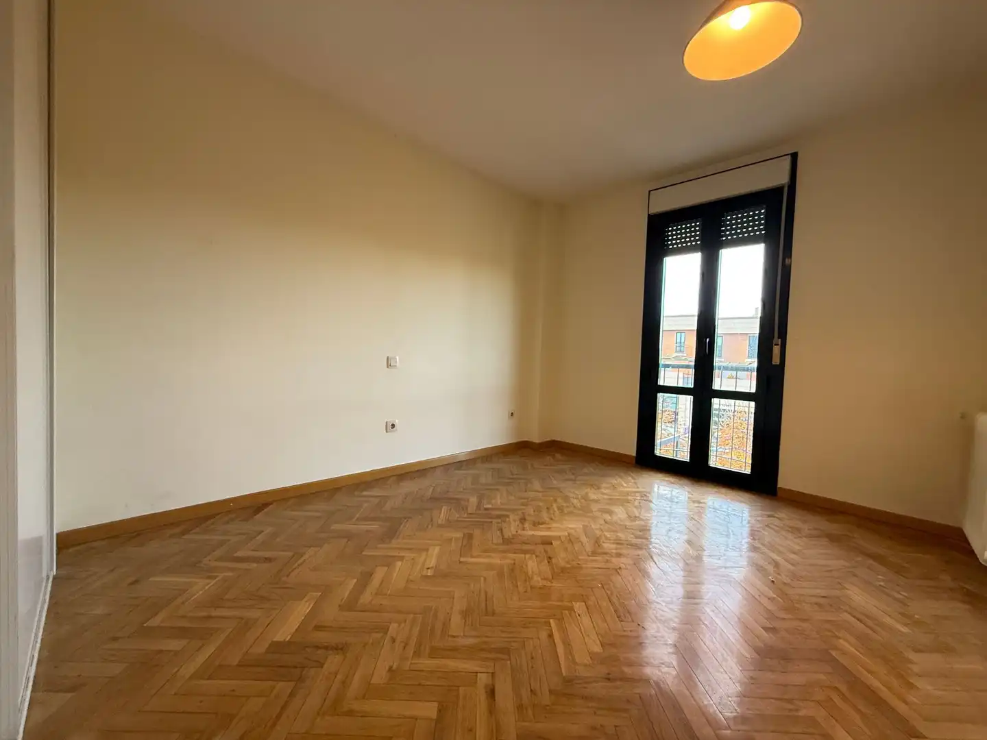 Habitación de Dúplex en venta en Pozuelo de Alarcón con Aire acondicionado, Trastero y Piscina comunitaria