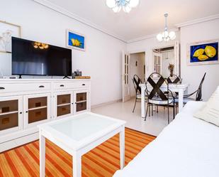 Sala d'estar de Apartament de lloguer en Torrevieja amb Aire condicionat, Terrassa i Balcó