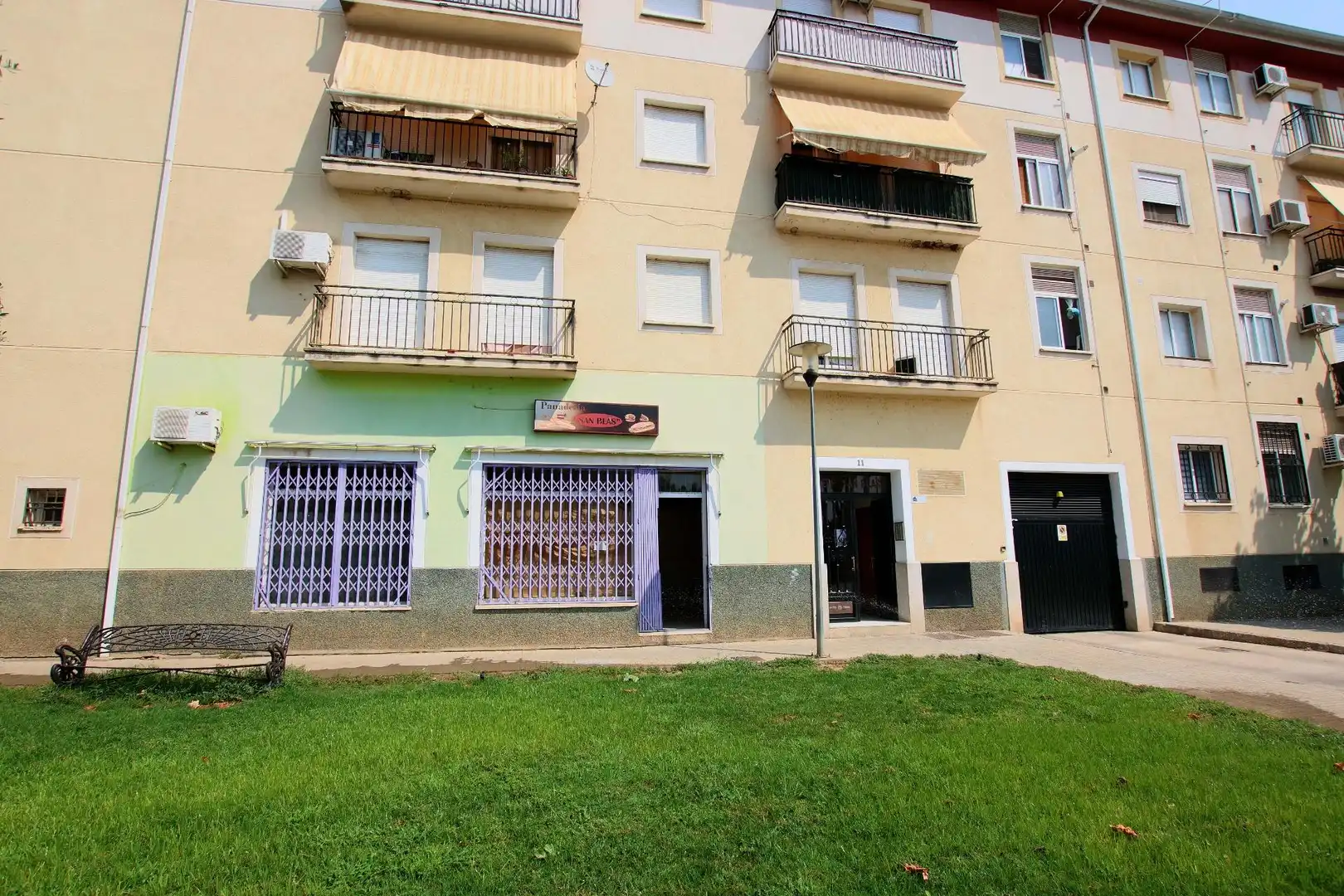 Vista exterior de Local en venda en Montijo