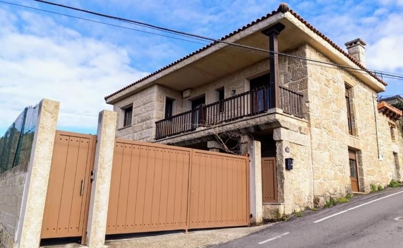 Vista exterior de Casa o xalet en venda en Ourense Capital  amb Calefacció, Jardí privat i Traster