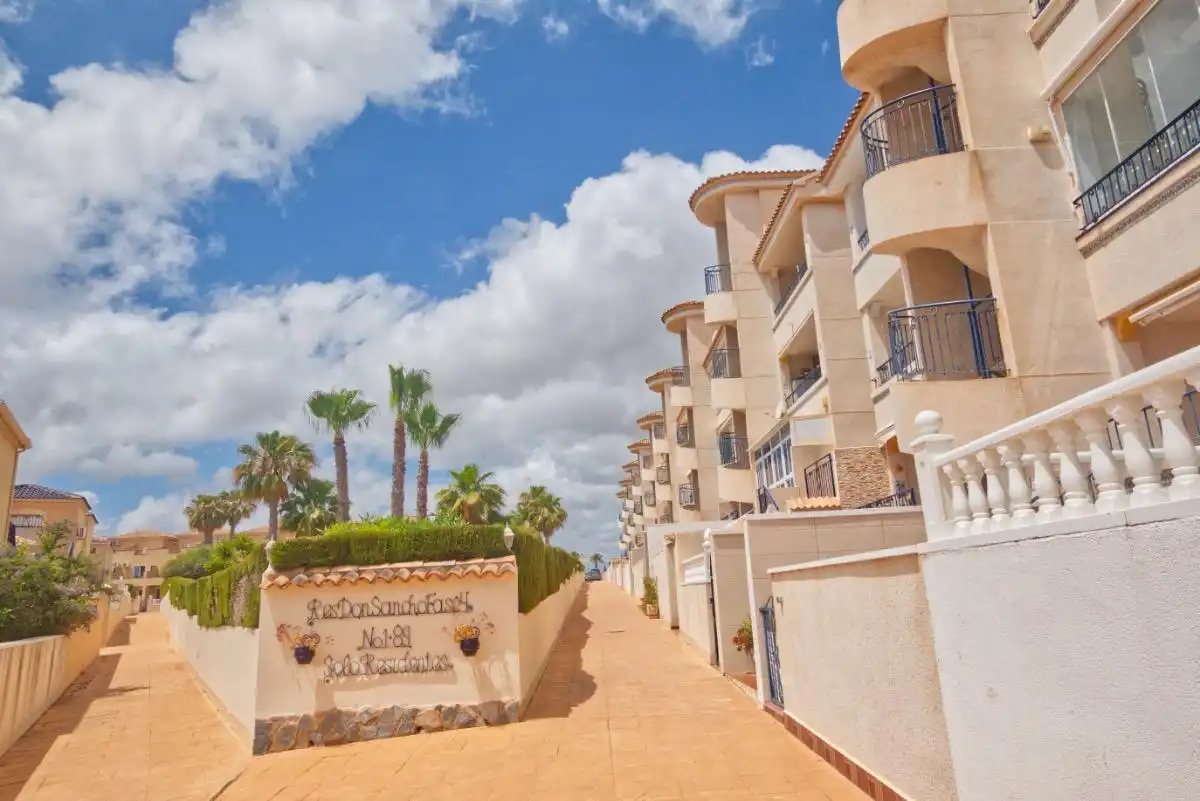 Vista exterior de Apartamento en venta en Orihuela con Aire acondicionado, Terraza y Amueblado