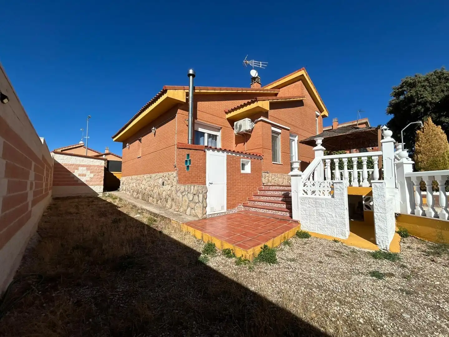 Vista exterior de Casa o chalet en venta en Loranca de Tajuña con Piscina