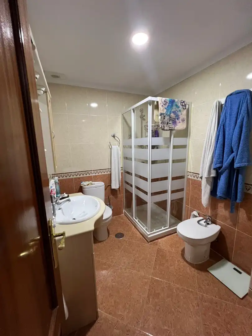 Badezimmer von Einfamilien-Reihenhaus zum Verkauf in La Rinconada mit Klimaanlage, Abstellraum und Balkon