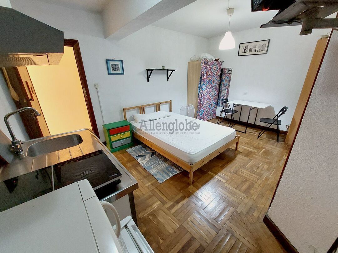 Bedroom of Flat for rent in Oviedo   with Heating