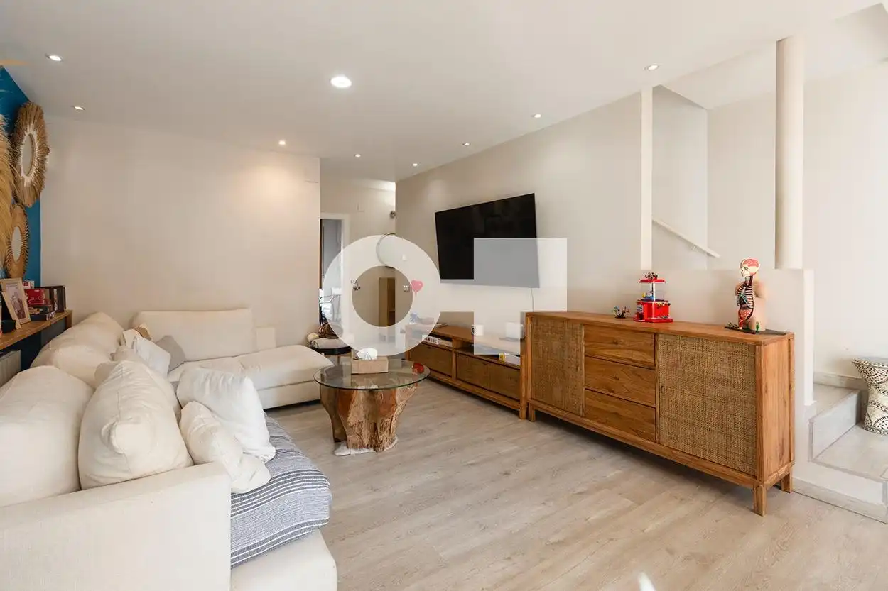 Sala de estar de Casa adosada en venta en Castelldefels con Aire acondicionado, Jardín privado y Parquet