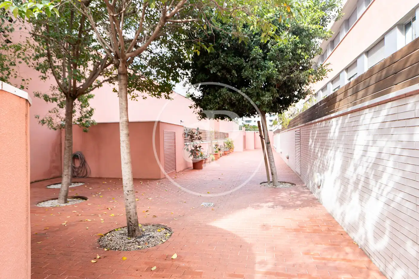 Außenansicht von Wohnung zum Verkauf in Barcelona mit Klimaanlage, Heizung und Privatgarten