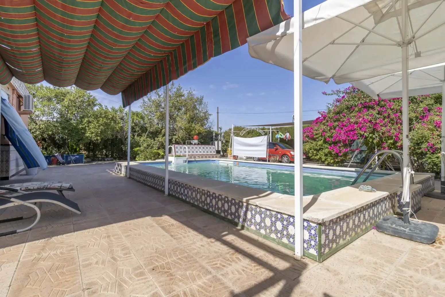 Schwimmbecken von Haus oder Chalet zum Verkauf in Espartinas mit Klimaanlage, Terrasse und Schwimmbad