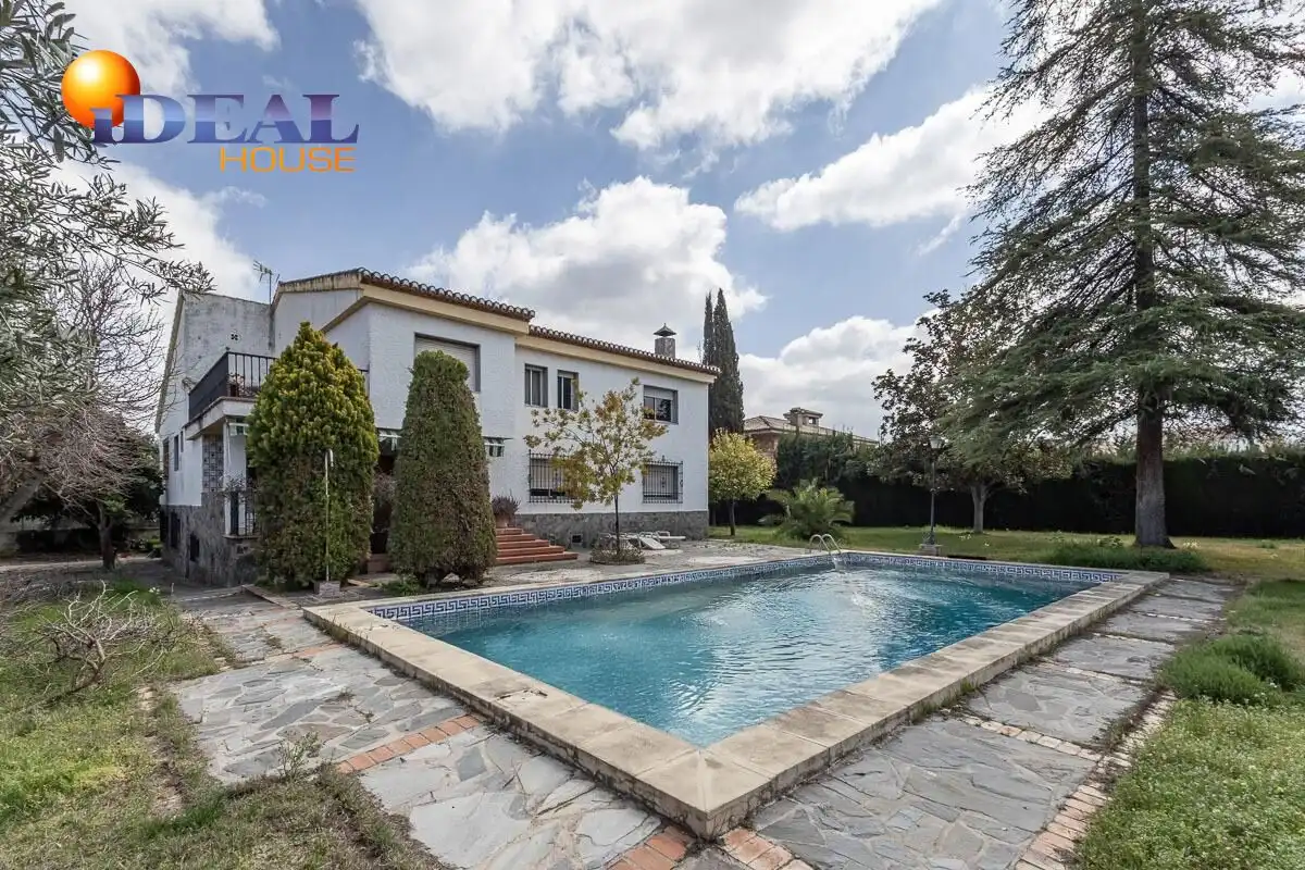 Casa amb piscina en venda a Calle GERANEO