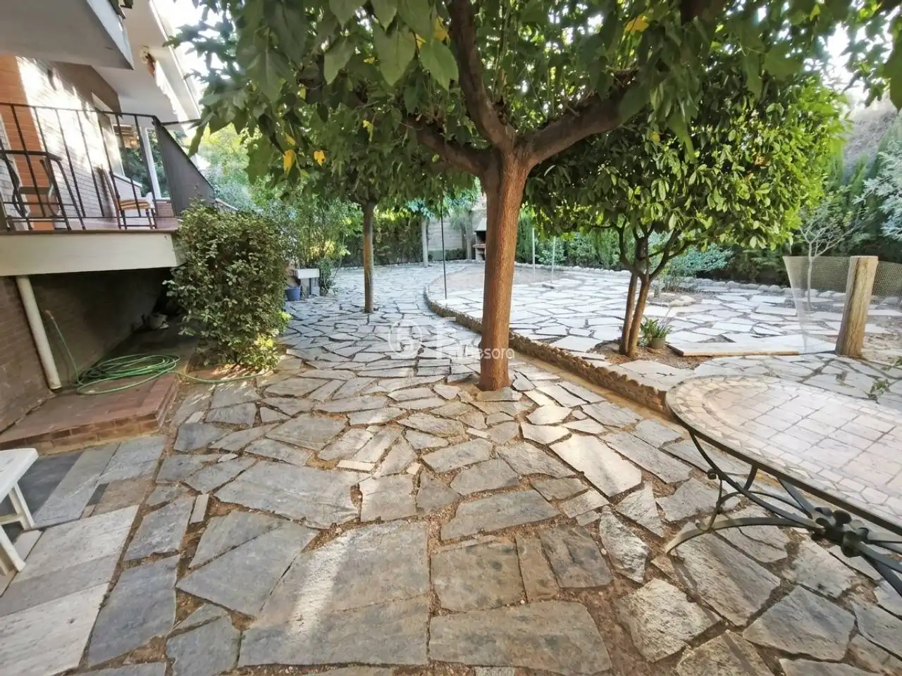 Casa aparellada amb jardí en venda a Avenida Lluís Companys, imagen 2