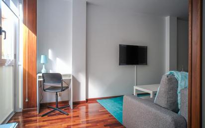 Sala d'estar de Apartament en venda en Vigo  amb Calefacció i Moblat